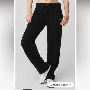 Alo Yoga Accolade straight leg sweatpants in black